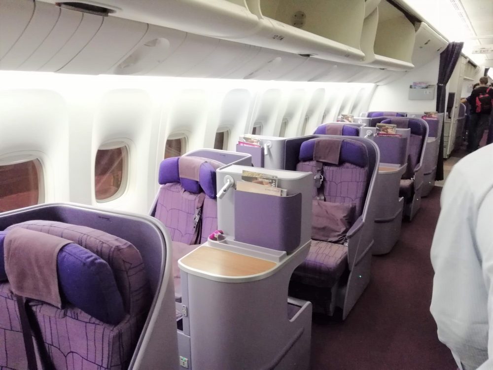 タイ国際航空B777-300ERビジネスクラス搭乗記 短距離でも座席はフルフラットシートと快適